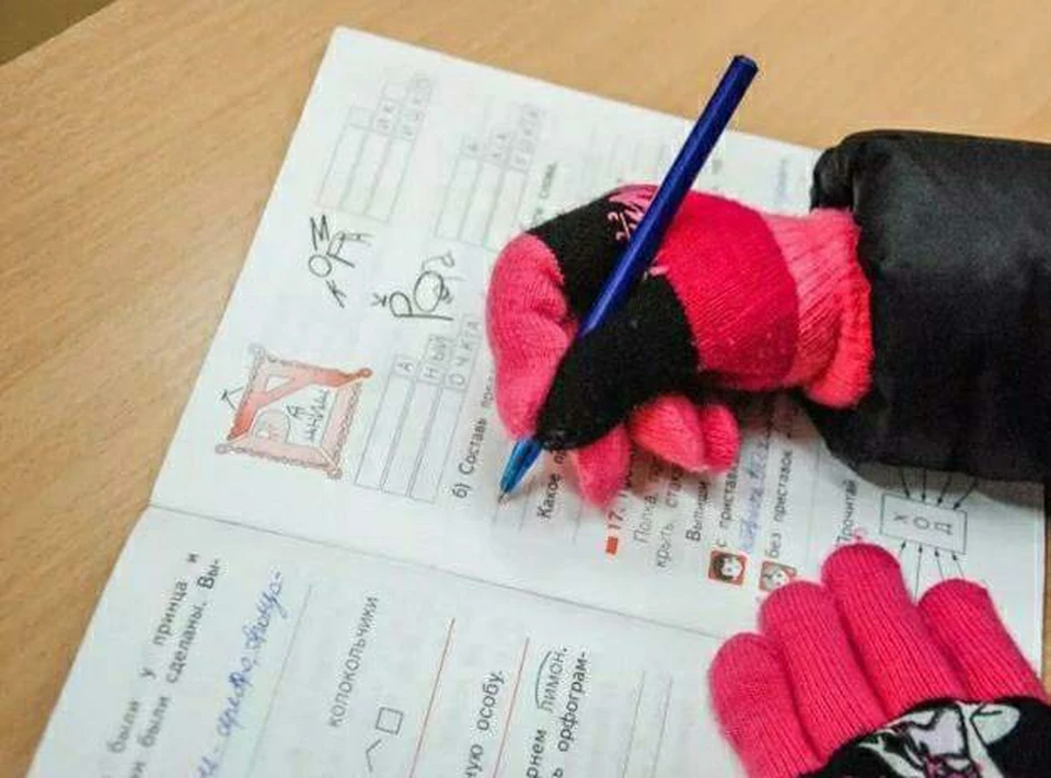 Учиться в классах можно только в куртках и шерстяных перчатках. Фото: «ЧП Омск»