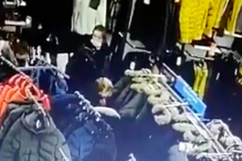 Петербургские воры вывезли в детской коляске из магазина товаров на 1,6 миллиона рублей
