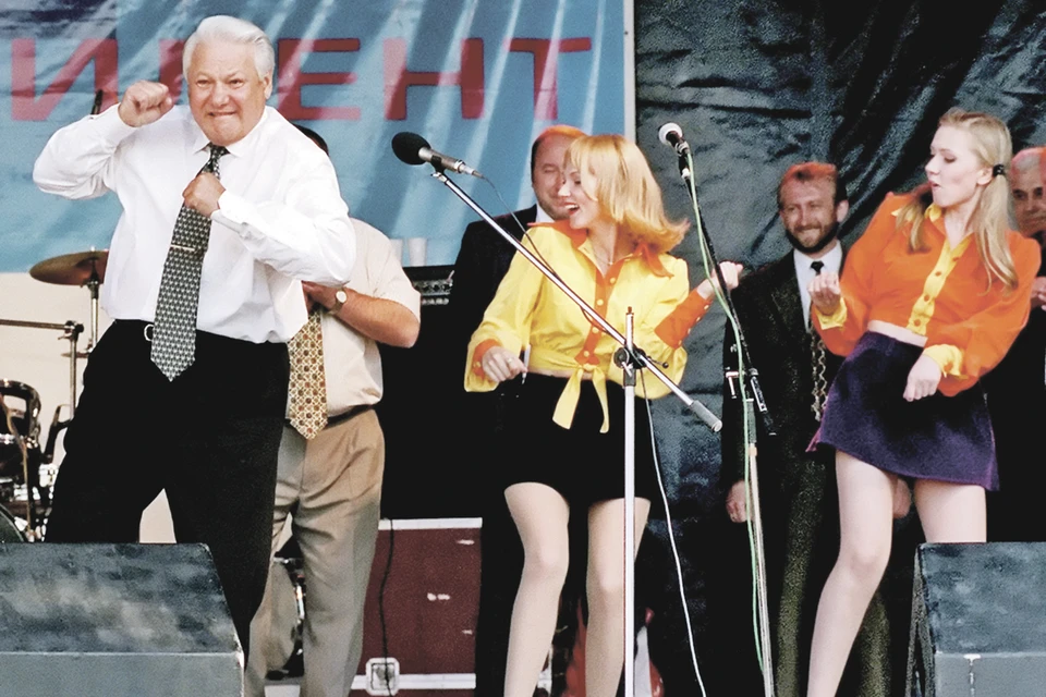 Накануне выборов Ельцин даже станцевал на сцене, чтобы показать народу - он здоров. А сразу после выборов лег на операцию на сердце... Фото: Alexander Zemlianichenko/AP/EAST NEWS