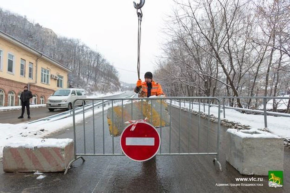 Из-за выпавшего снега во Владивостоке осложнено движение автотранспорта. Фото: администрация Владивостока