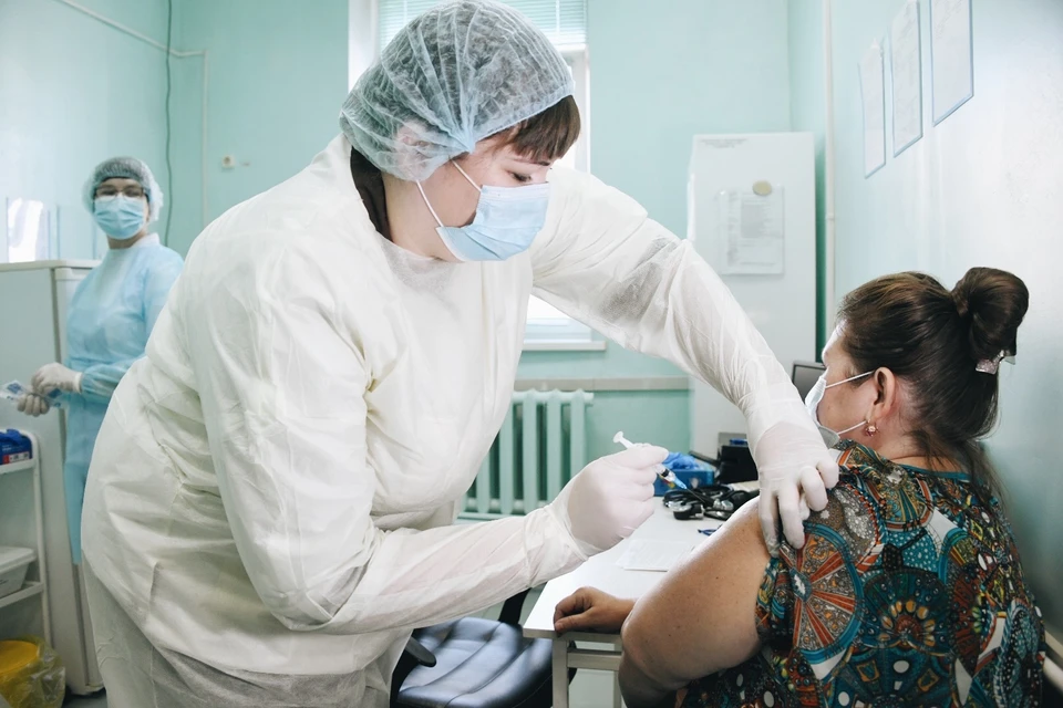 Вакцина от опасной болезни, меж тем, пока прибыла только для медиков и соцработников. Фото: amurobl.ru