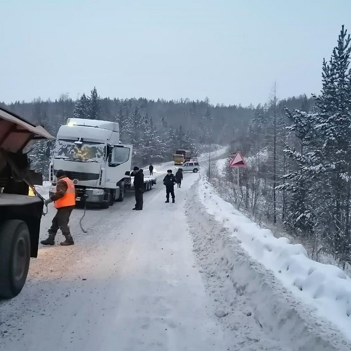 Дальнобойщику из Ростова, застрявшему в мороз на трассе, не дали замерзнуть  пожарные - KP.RU