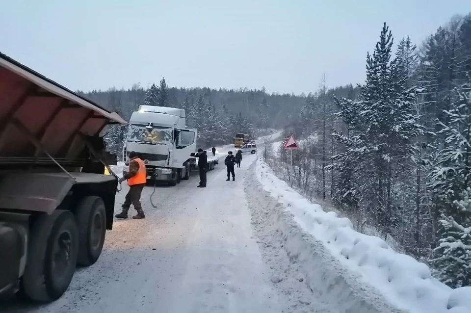 Дальнобойщику из Ростова, застрявшему в мороз на трассе, не дали замерзнуть пожарные