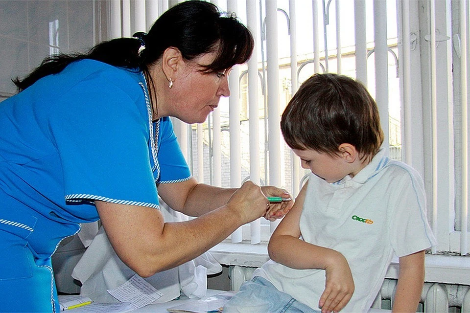 Дети, по официальной статистике, этой зимой болеют ОРВИ реже, чем в предыдущие годы.