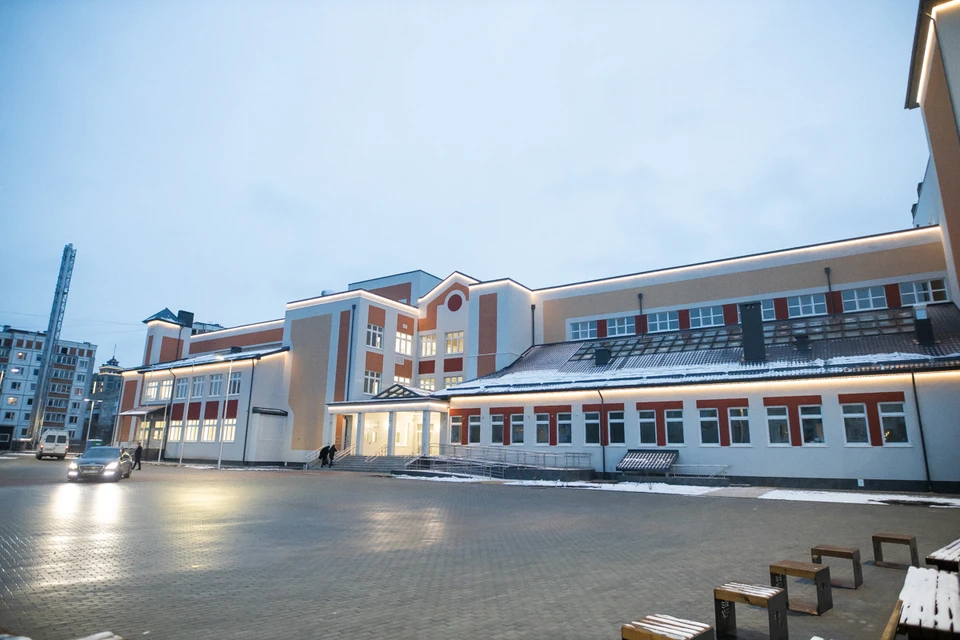 С такой подсветкой здание всегда выглядит празднично.