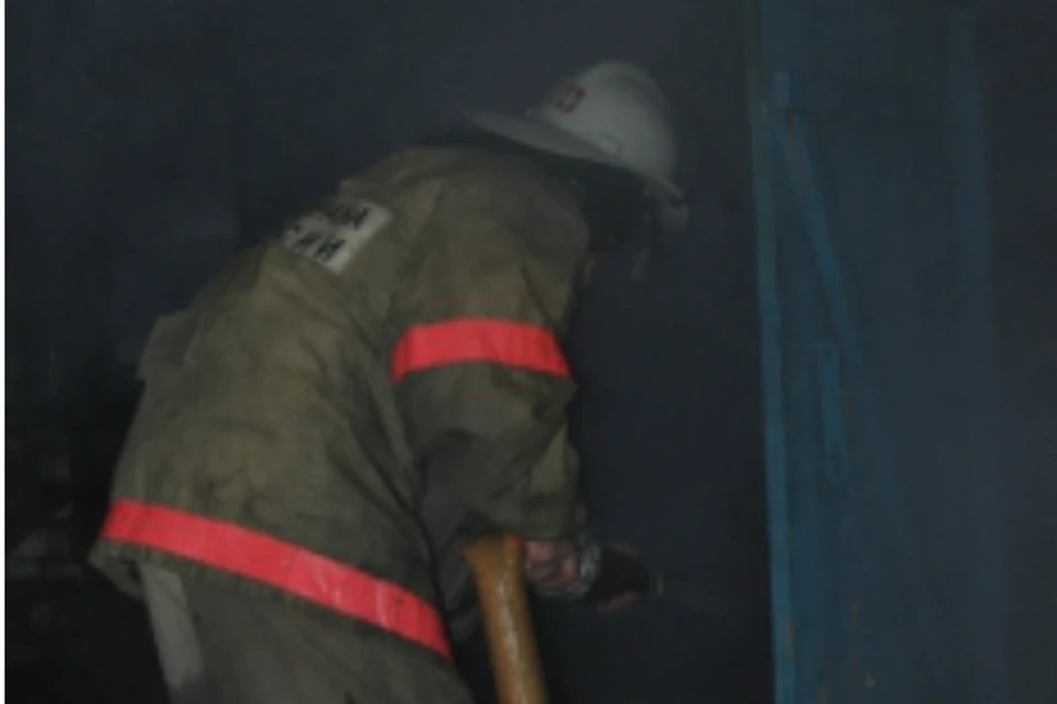 В Ростове 25 человек эвакуировали среди ночи из горящего дома. Фото: ГУ МЧС по РО