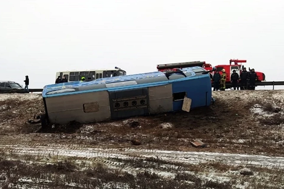 Автобус вылетел за отбойник и перевернулось на бок. Фото: Правительство Ростовской области