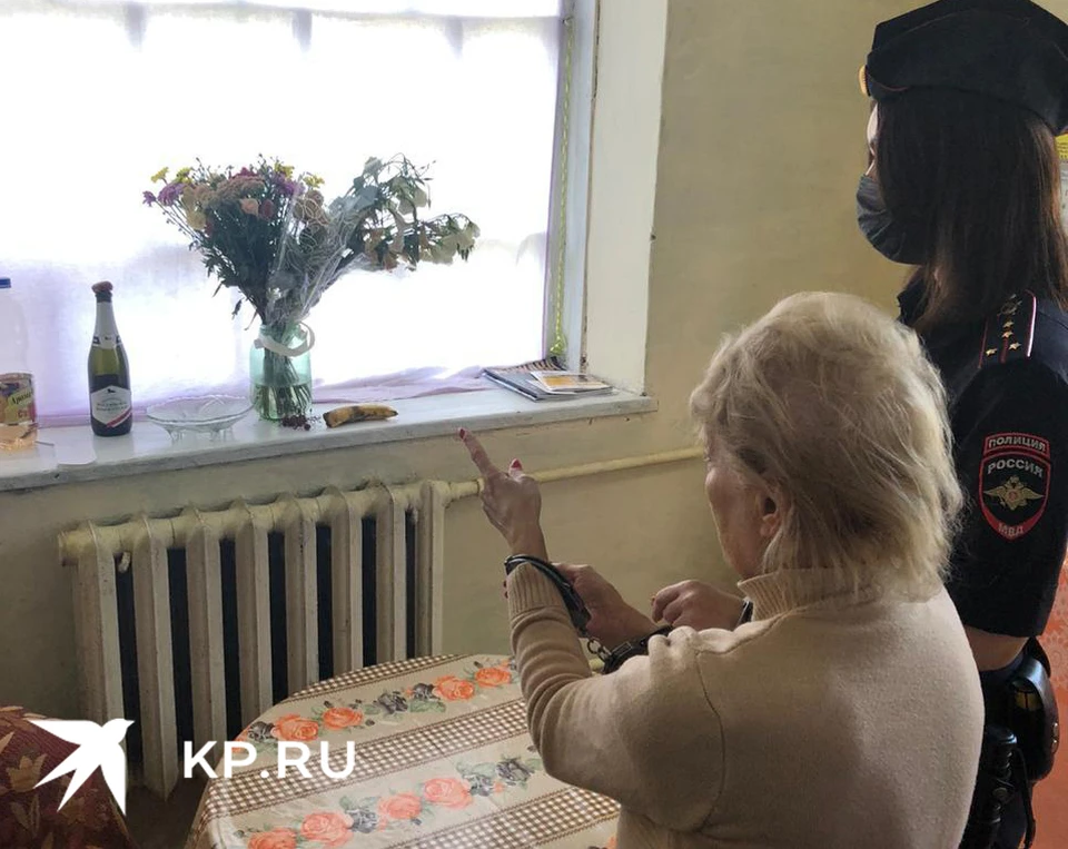 Лидер движения показывает полиции, как отмечала "удачную сделку". Фото: СУ СК РФ по Краснодарскому краю