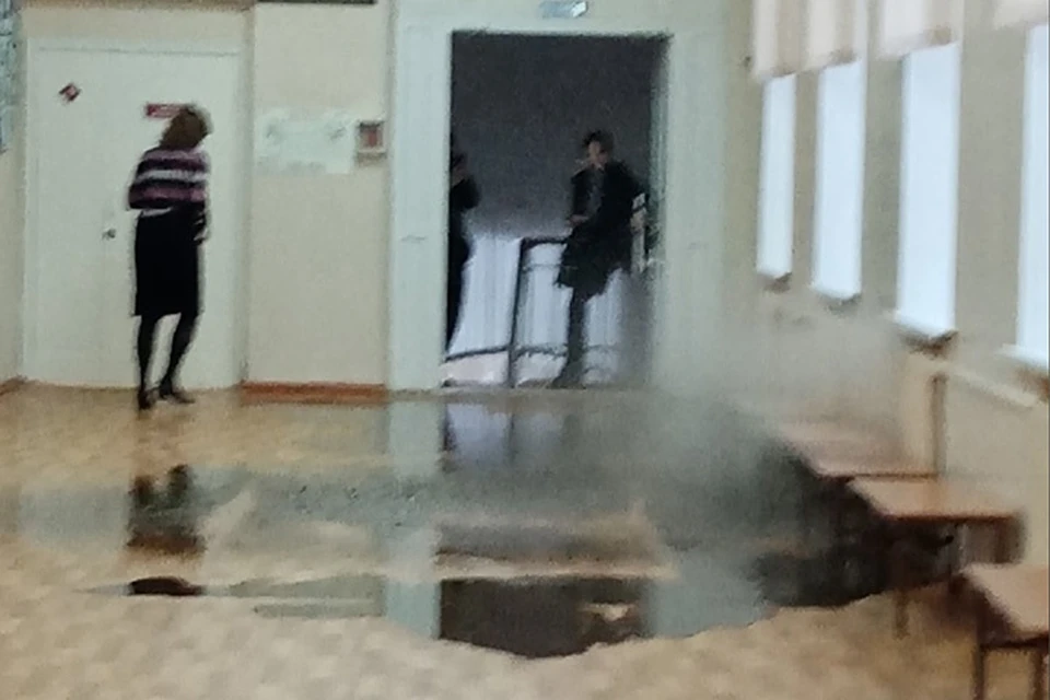 В арзамасской гимназии во время урока прорвало трубу с кипятком. Фото: паблик "Весь Арзамас"