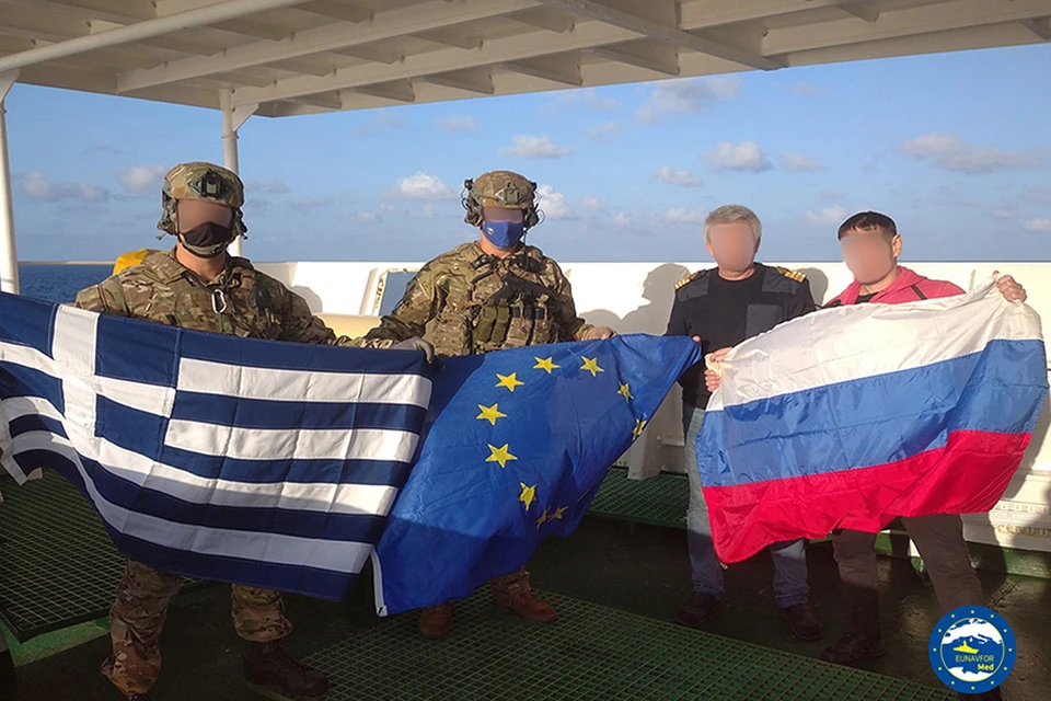 Солдаты НАТО и моряки на борту российского корабля с флагами Греции, ЕС и России. Фото: twitter.com/EUNAVFOR_MED