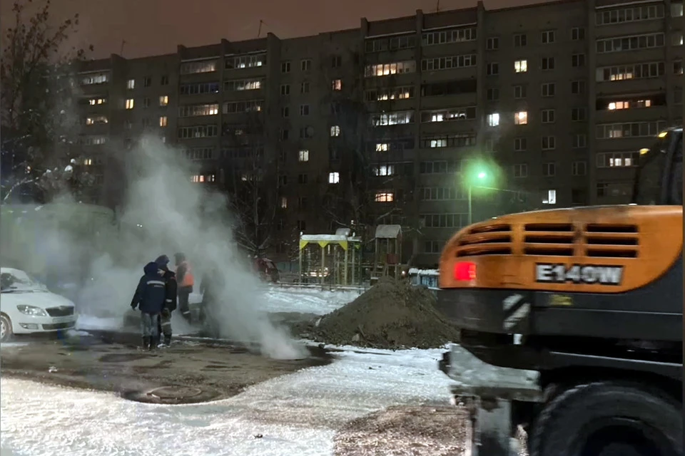 Прорыв трубы случился в Садовом переулке. Фото: VK/"Увидено в Твери"