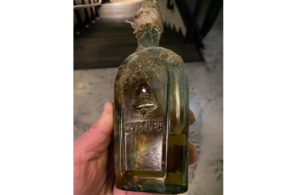 Рабочие случайно нашли 120-летнюю бутылку коньяка стоимостью почти в три миллиона рублей. Фото: фейсбук Sergey Viktorovich