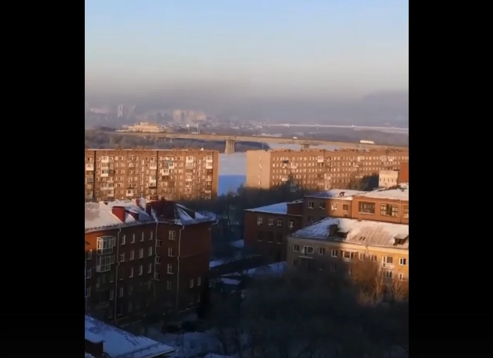 Смог, накрывший жилые дома плотным куполом, отчетливо виден на фон ясного неба. Фото: скриншот видео («Омск ВК»)
