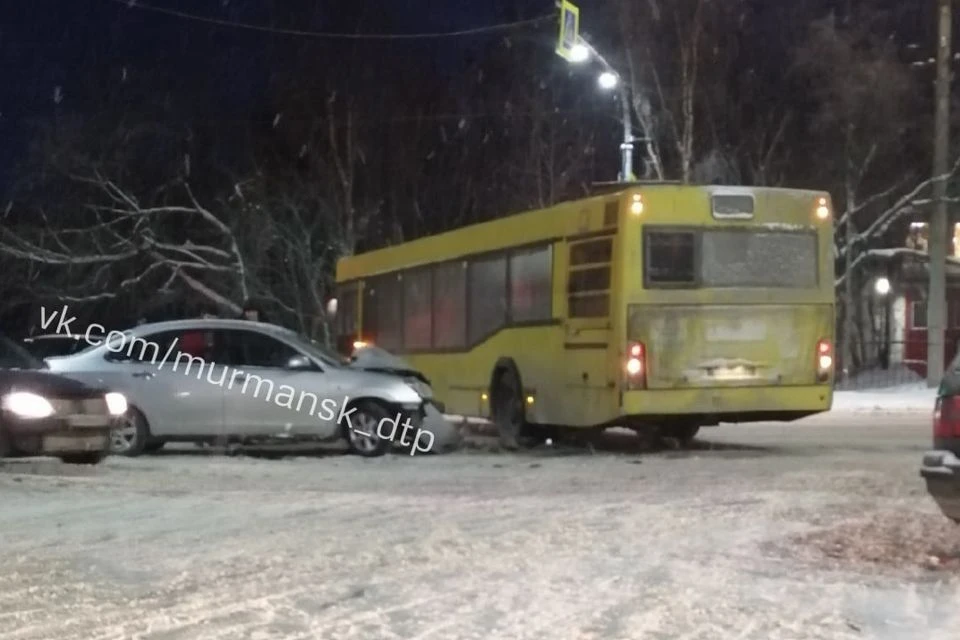 Авария случилась 19 января. Фото: "Мурманск ДТП ЧП"