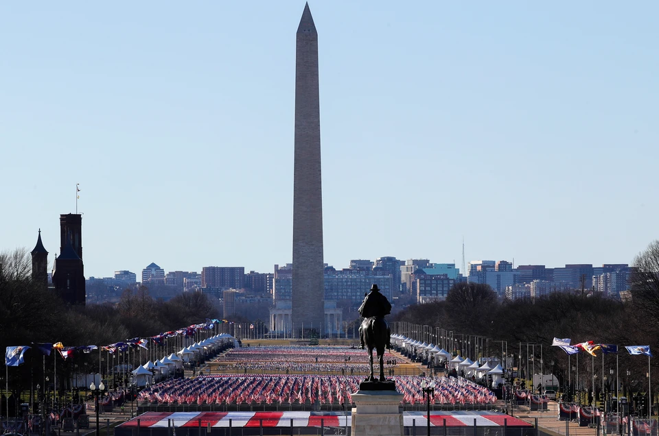 На аллее в центре Вашингтона перед инаугурацией Байдена появился гигантский флаг России