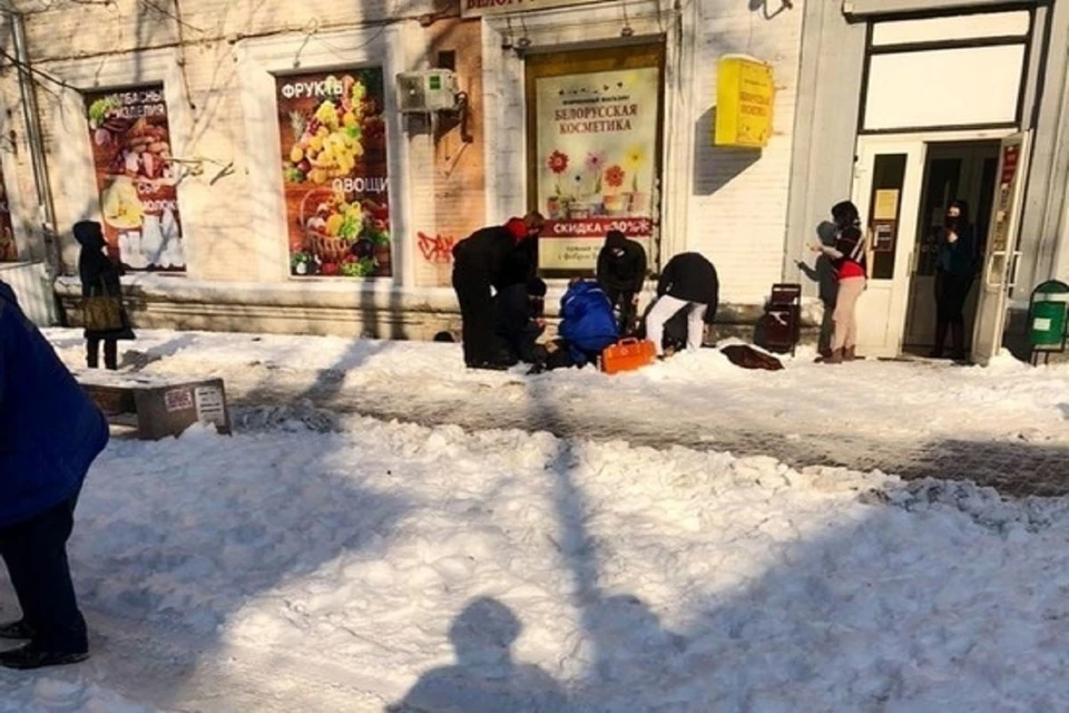 В Ростове чистивший снег мужчина сорвался с крыши. Фото: соцсети