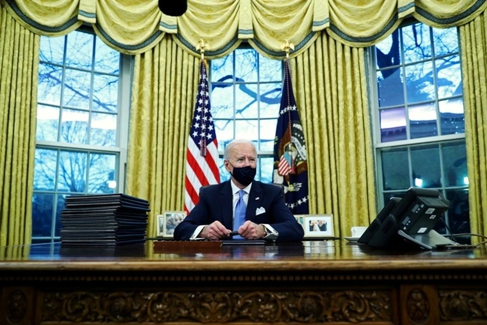 Новый президент США Джозеф Байден в Овальном кабинете Белого дома