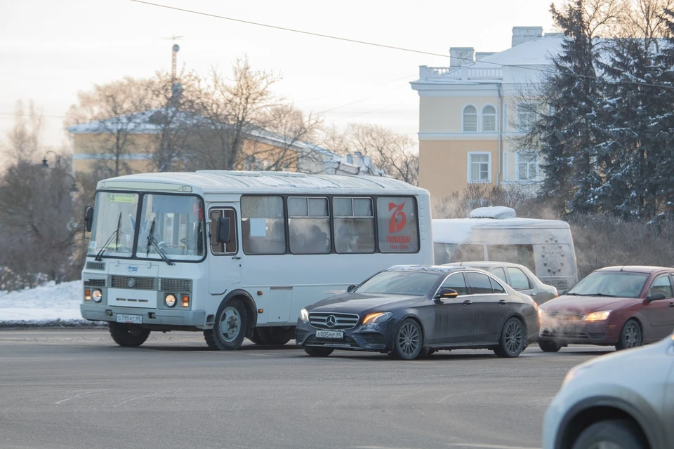 Автобус псков опочка. Автобус Псков Себеж. Автобусы Псковская область остров фото. Сломался автобус Геленджик Псков.