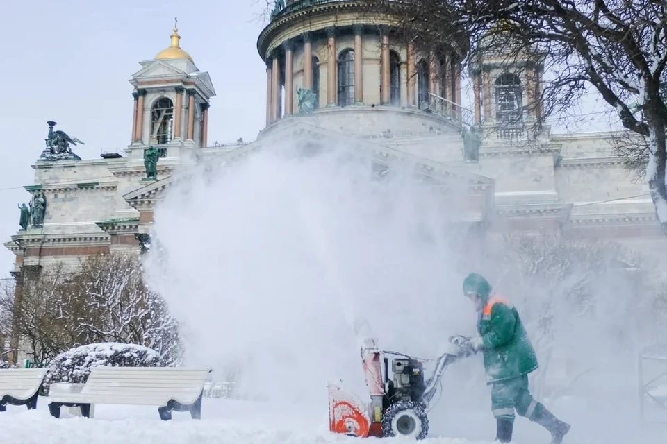 Санкт-Петербург ждет снегопад в режиме повышенной готовности.