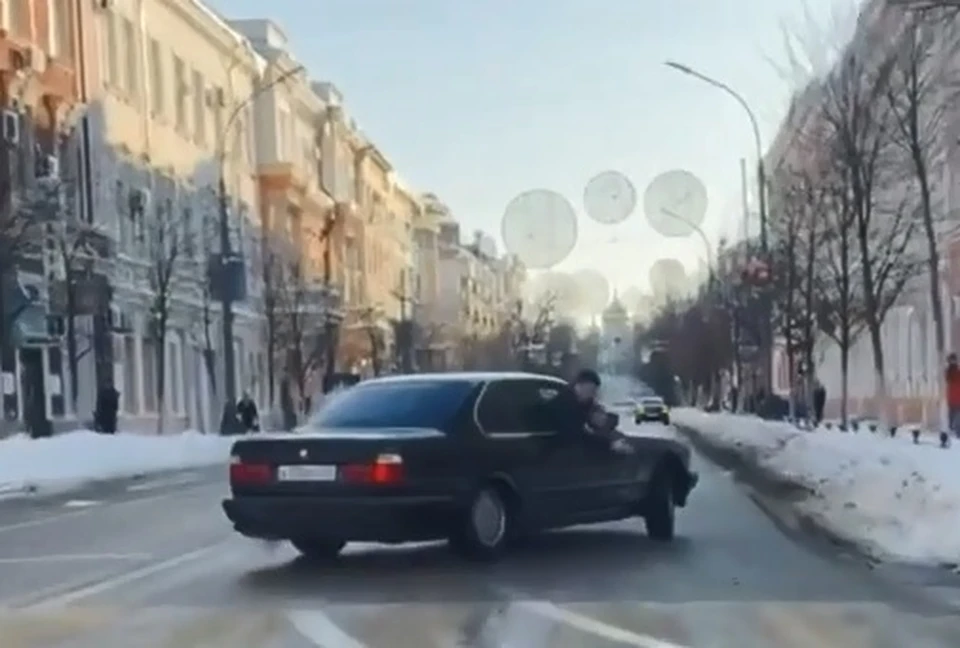 Лихача на BMW, устроившего дрифт в центре Краснодара, ищет полиция