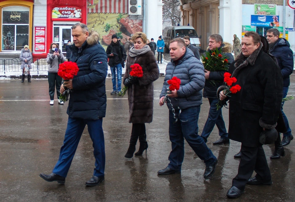 В столице ДНР прошла церемония возложения цветов в годовщину обстрела троллейбуса в Ленинском районе. Фото: Администрация города Донецка