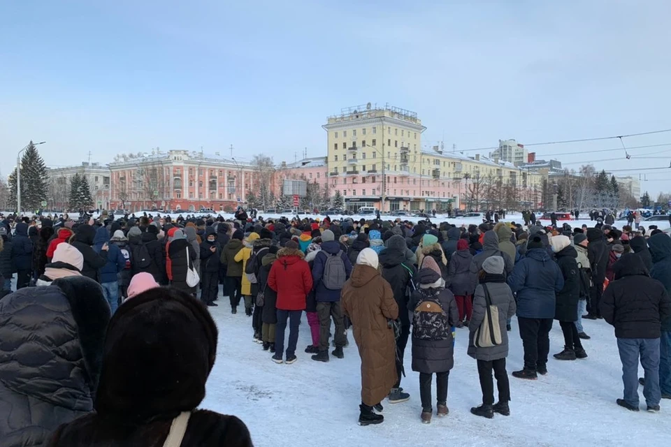 Несколько сотен человек собрались в центре города.