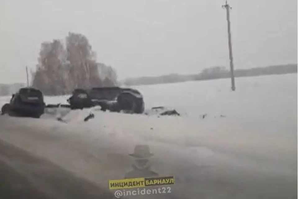 Две иномарки после столкновения выкинуло на обочину. Фото: скриншот с видео "Инцидент Барнаул"