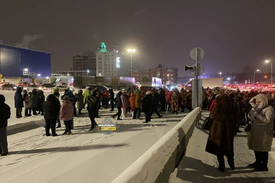 Сибиряки также засняли все на видео и фото. Фото: "Инцидент Новосибирск"