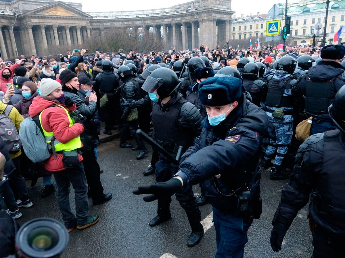 Беглые» школьники, хоровод и снежки против дубинок: хроника  несанкционированного митинга в Санкт-Петербурге - KP.RU