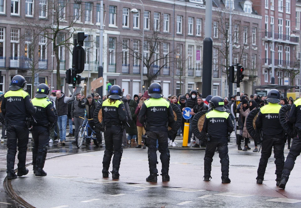В Амстердаме и Эйндховене полиция применила водометы для разгона митингующих.