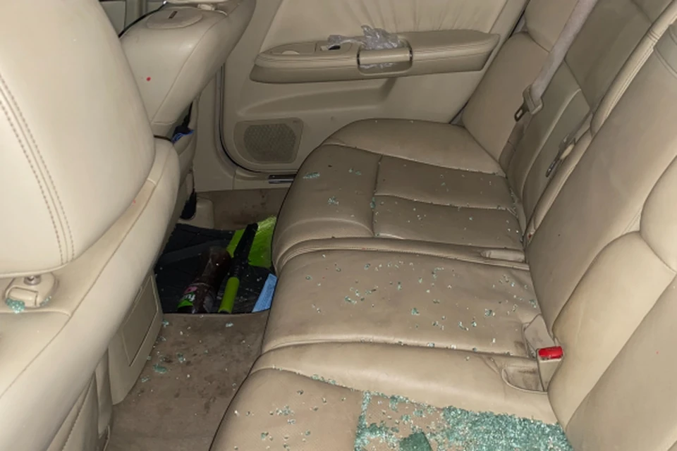 Угонщик разбил заднее стекло Infiniti МХ3 и влез в салон машины. Фото: пресс-службы ОМВД России по городу Уссурийску