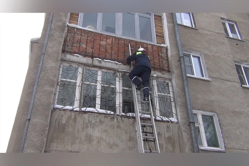 В Кемерове женщине из-за головной боли потребовалась помощь спасателей. ФОТО: Кемеровская служба спасения