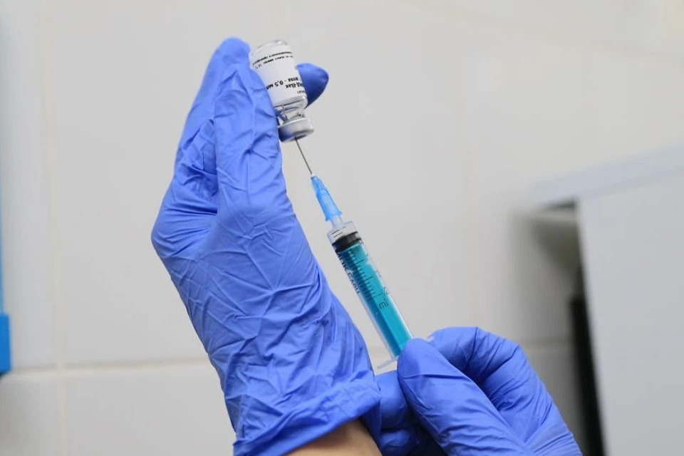Каждому пациенту вводят отечественную вакцину «Спутник V».