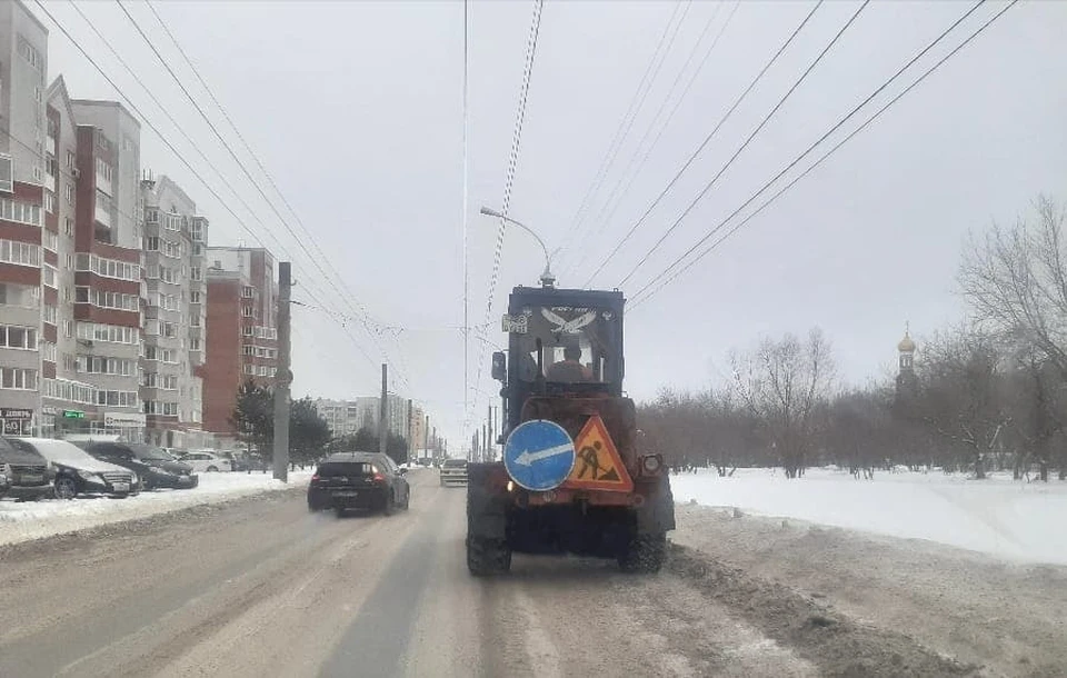 На многих улицах сейчас наледь и колея.