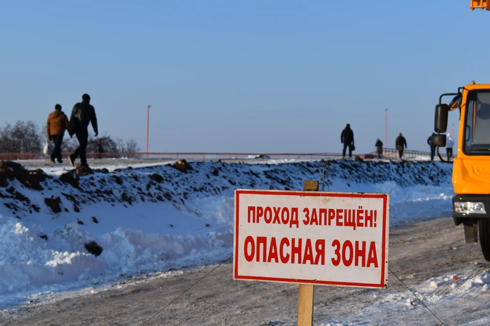 Люди могут пересекать мост только пешком.
