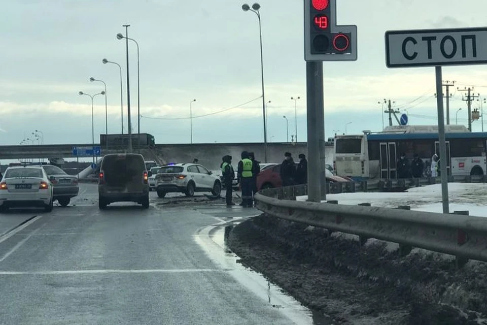 На перекрестке у Лесных полян произошла авария с участием полицейской машины. Фото: "Подслушано Ярославль".