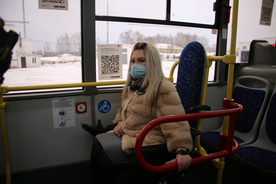 Депутат Светлана Козлова в салоне автобуса. Фото: ТГД