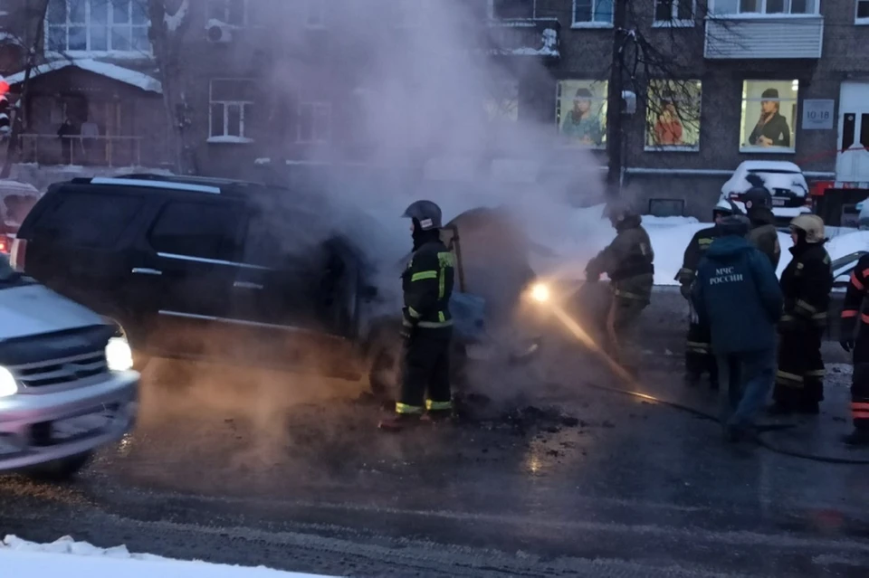 Иномарка загорелась около 18 часов.
