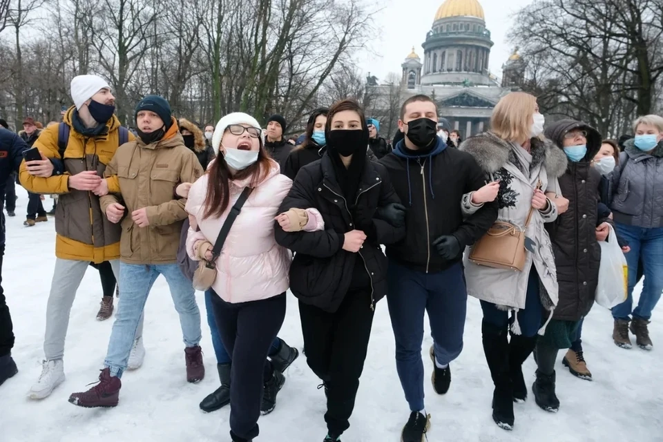 Полиция возбудила уголовное дело о вовлечении подростков в несогласованные акции в Санкт-Петербурге.