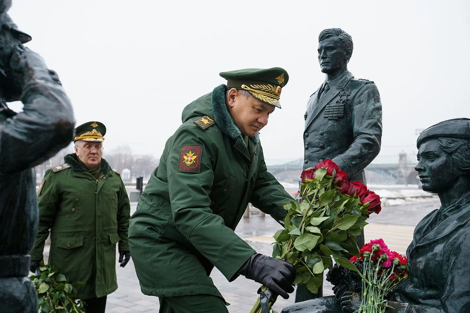 Шойгу возложил цветы к скульптуре «Офицеры» в память о Лановом. Фото: сайте Минобороны России