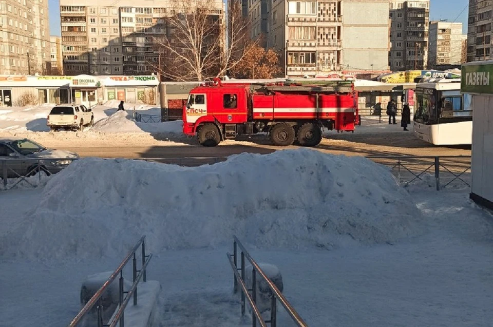 На место прибыли пожарные.