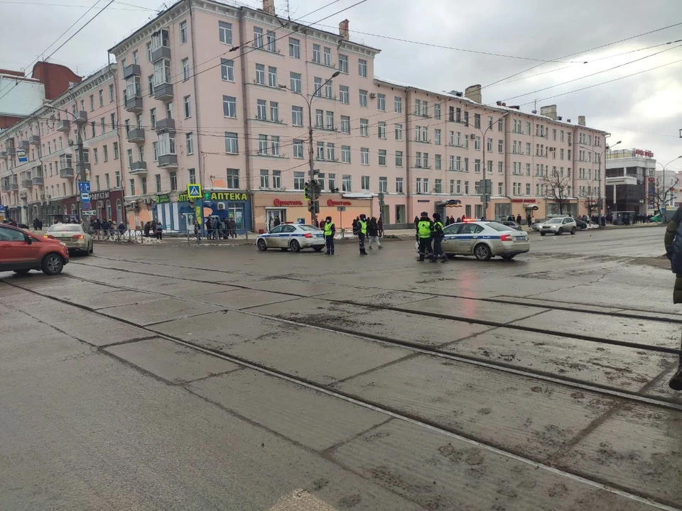 Движение в городе ограничивали то тут, то там.