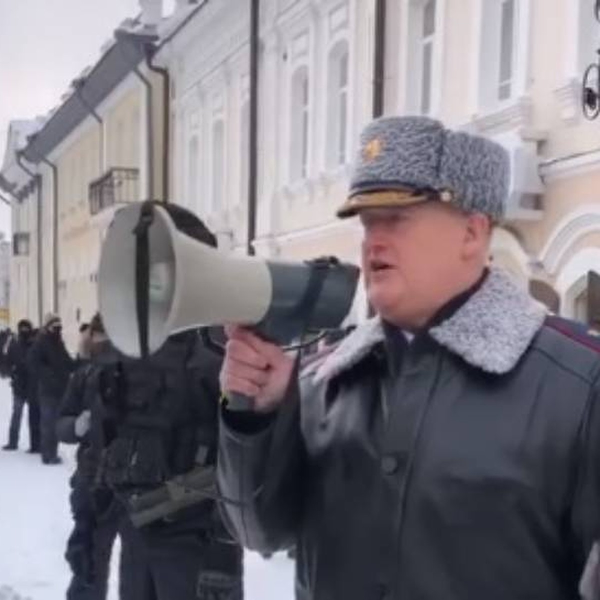 Расходитесь по домам»: министр МВД Бурятии вышел к участникам  несанкционированного митинга 31 января 2021 года в Улан-Удэ - KP.RU