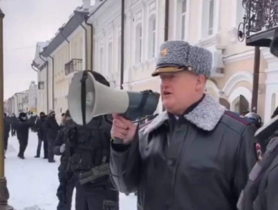 Министр внутренних дел республики Бурятия Олег Кудинов лично вышел к участникам несанкционированного митинга, который, как и по всей стране, прошел 31 января в Улан-Удэ. Фото: скрин с видео