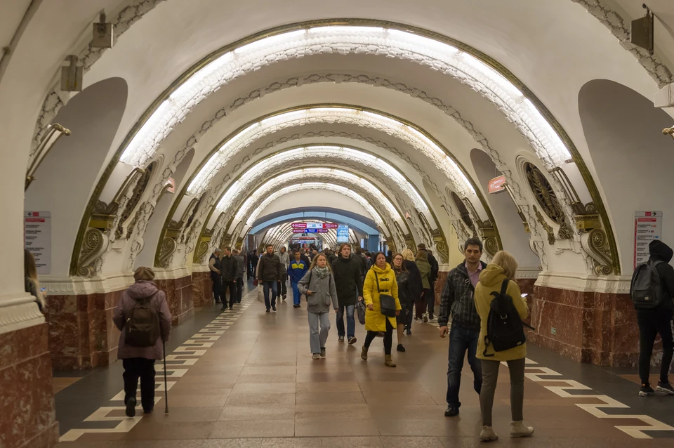 Практически все станции метро вернулись к обычному режиму работы в Санкт-Петербурге.