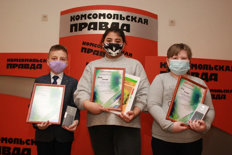 Победители конкурса "Моя модная маска" ( слева направо): Костя Лазарев, Зарина Шодиева, Кира Дудина.