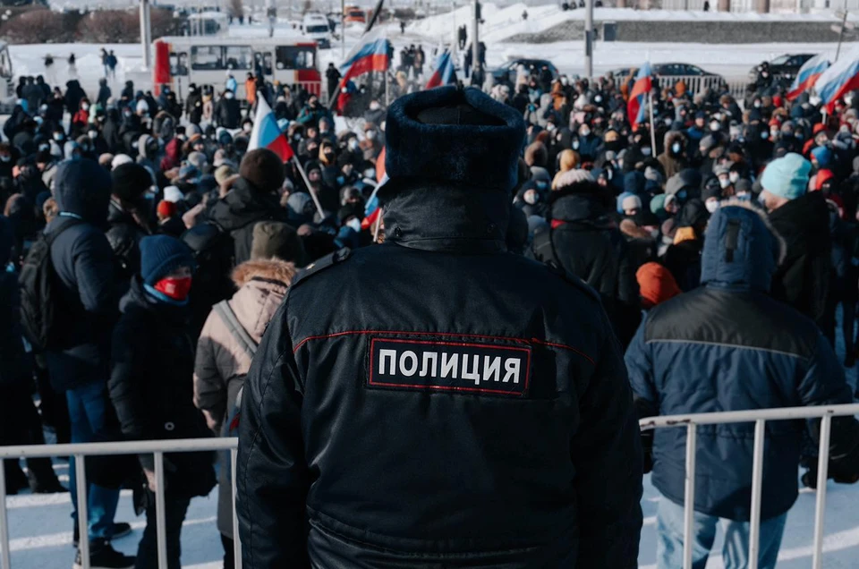 Несколько сотен томичей собрались у БКЗ, несмотря на мороз и запреты.
