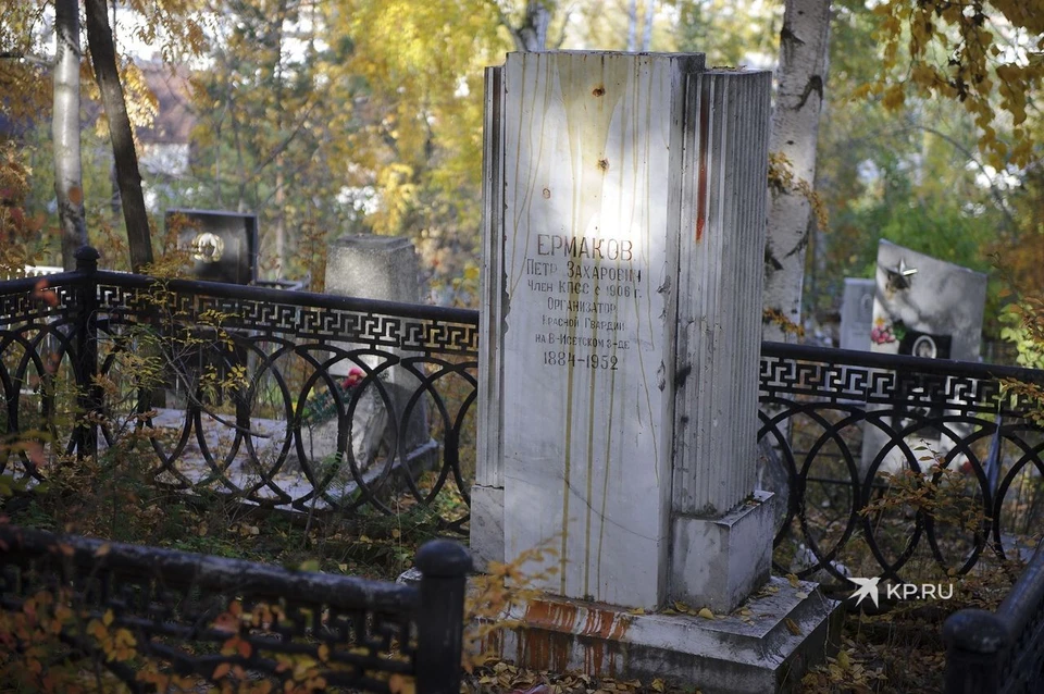 Как сейчас выглядит могила убийцы царя Николая II - KP.RU