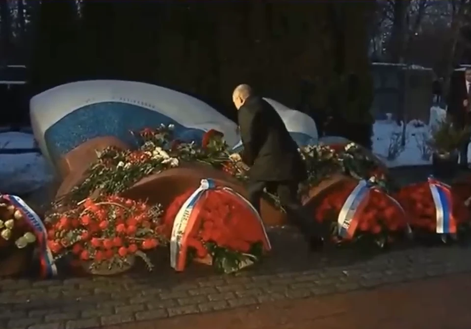 Владимир Путин возложил цветы к могиле Бориса Ельцина. Фото: кадр из видео