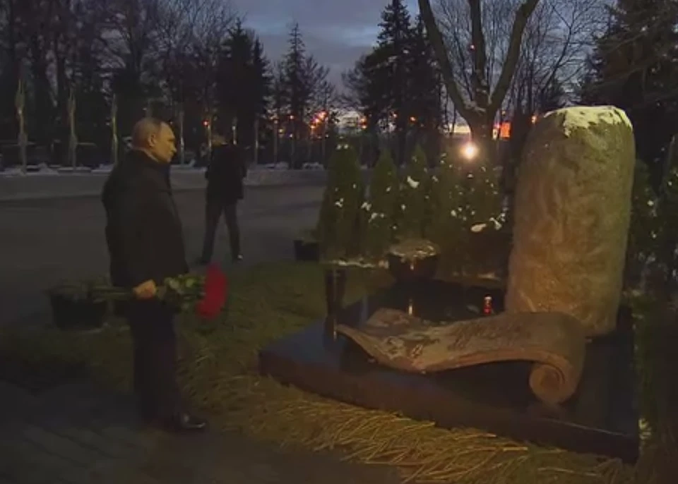 Владимир Путин возложил цветы к могиле Евгения Примакова. Фото: кадр из видео